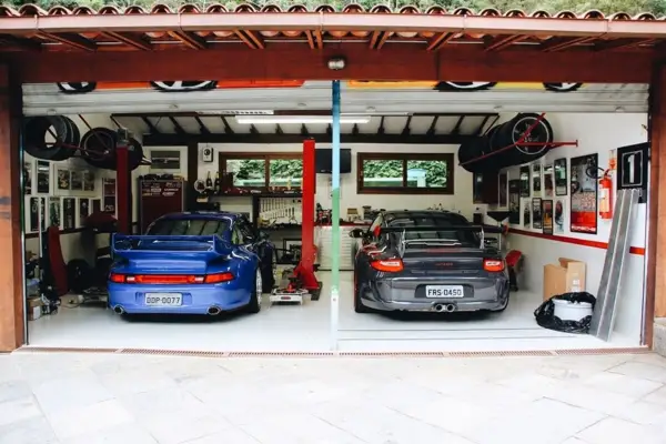 Cars & workshop · Workshop photograph