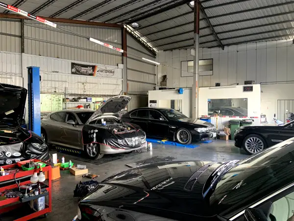 Cars & workshop · Workshop photograph